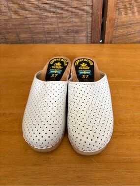 Vintage Torpatoffeln Perforated White Clogs